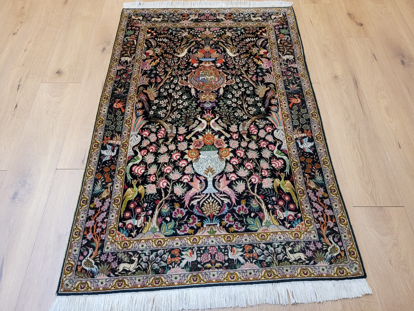 Täbriz Teppich Korkwolle mit Seide Tier- und Gartenmotiv feine Knüpfung