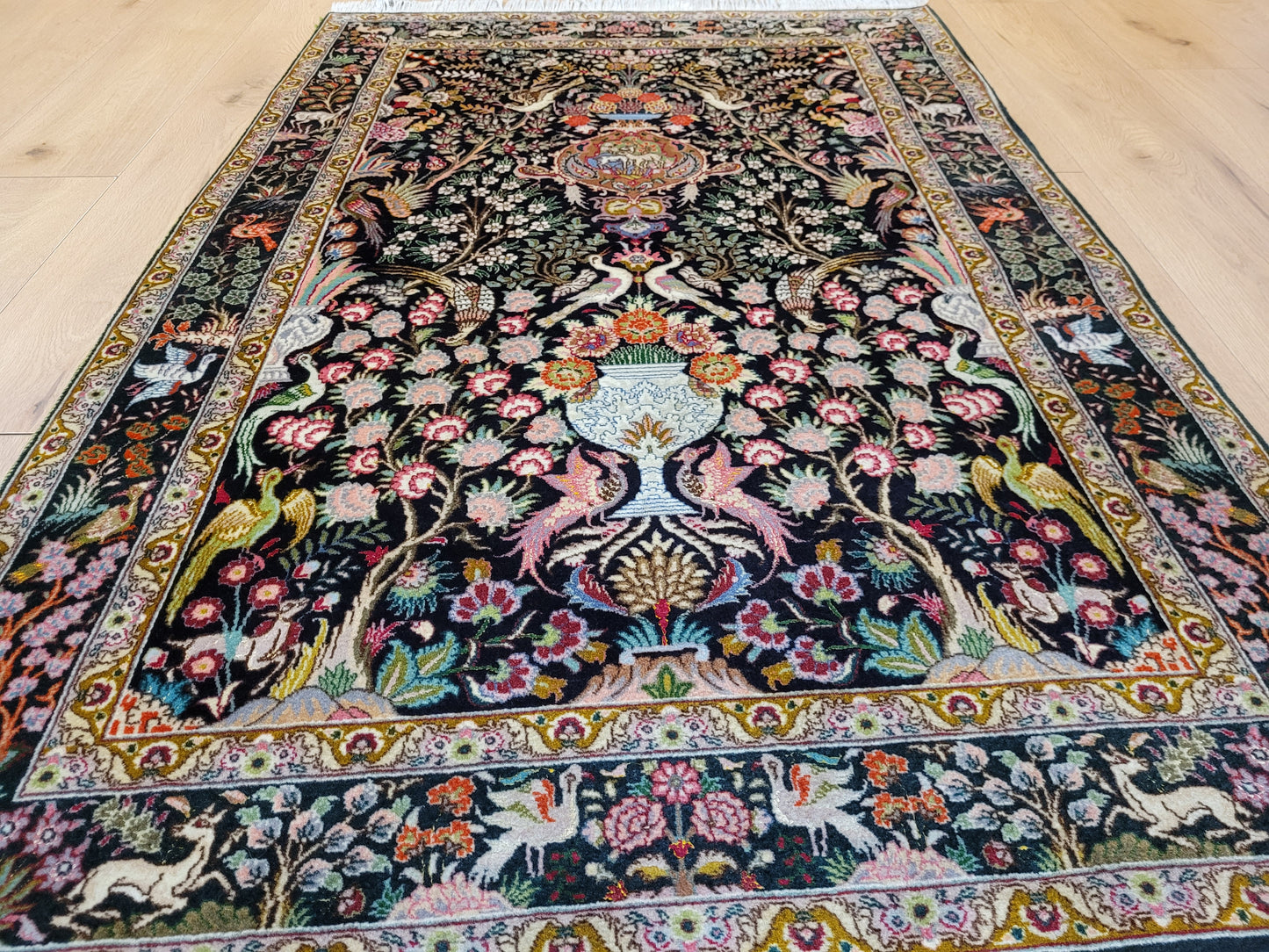 Täbriz Teppich Korkwolle mit Seide Tier- und Gartenmotiv feine Knüpfung