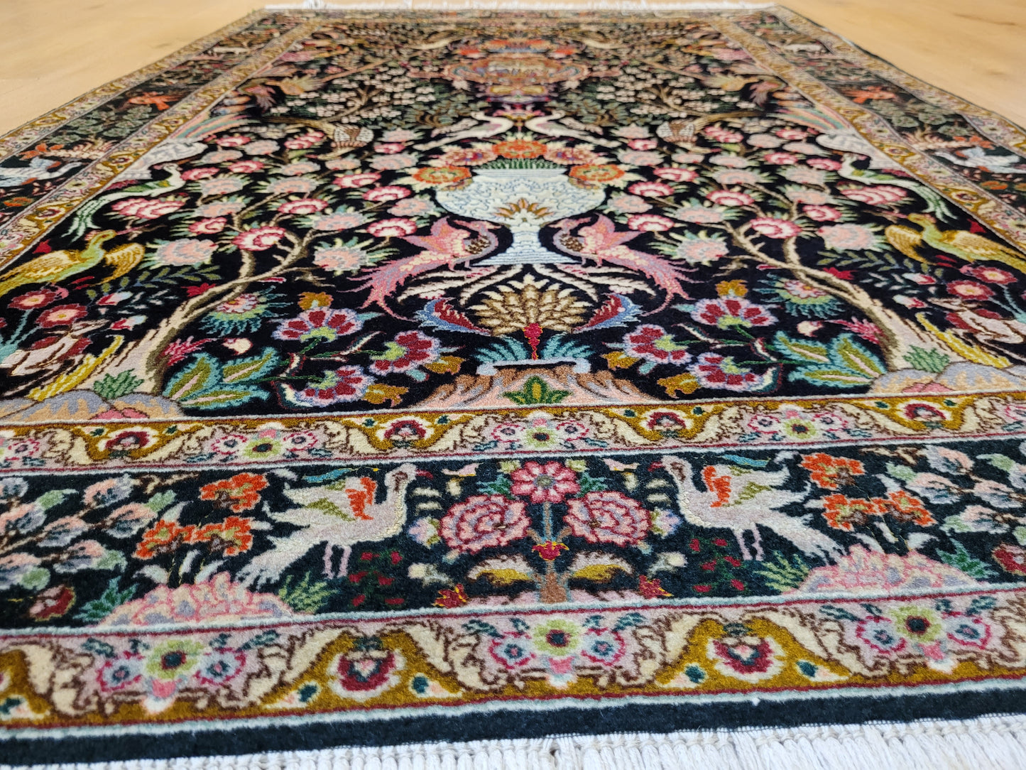 Täbriz Teppich Korkwolle mit Seide Tier- und Gartenmotiv feine Knüpfung