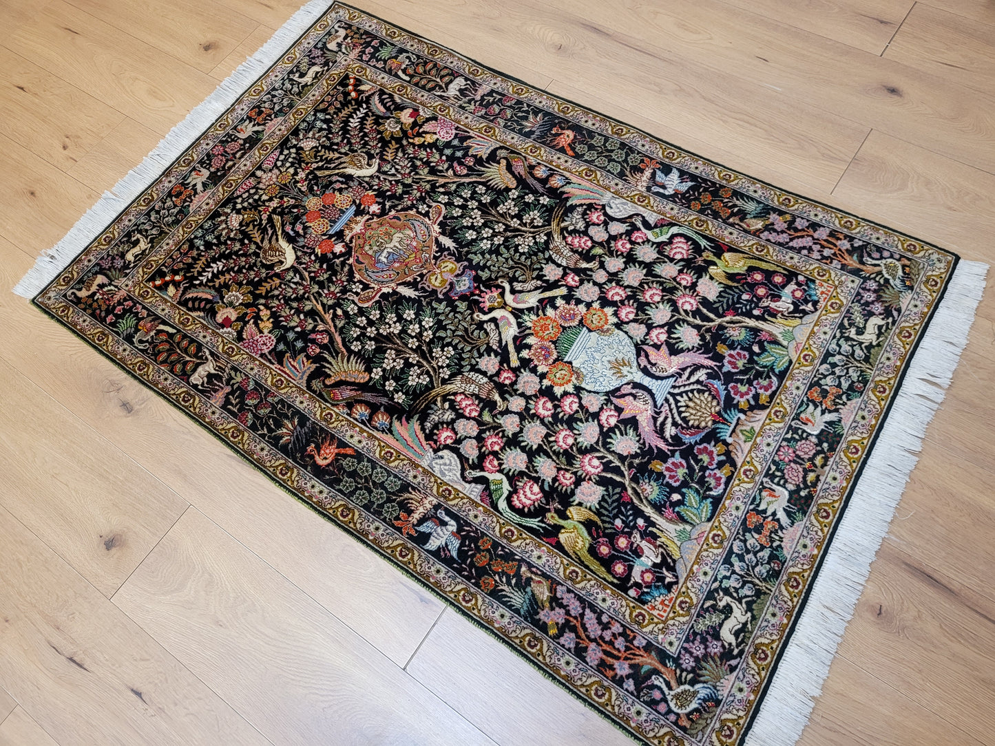 Täbriz Teppich Korkwolle mit Seide Tier- und Gartenmotiv feine Knüpfung