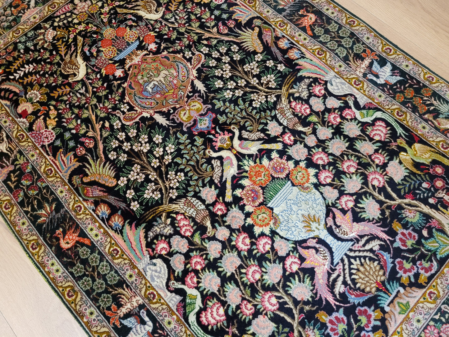 Täbriz Teppich Korkwolle mit Seide Tier- und Gartenmotiv feine Knüpfung