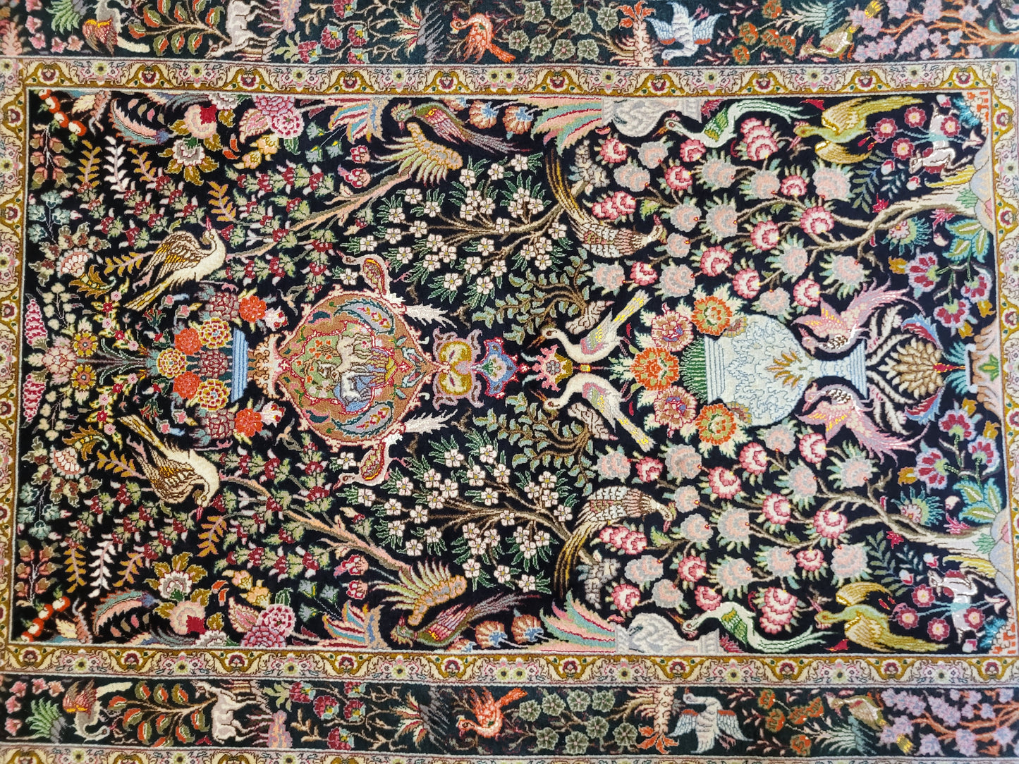 Täbriz Teppich Korkwolle mit Seide Tier- und Gartenmotiv feine Knüpfung