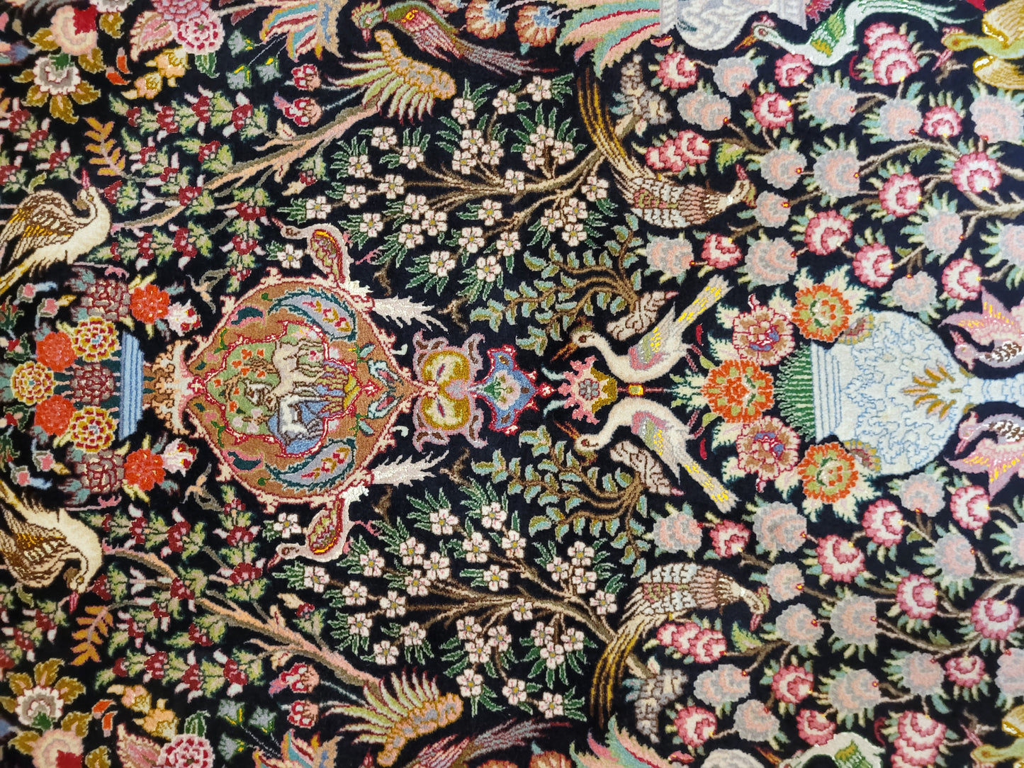 Täbriz Teppich Korkwolle mit Seide Tier- und Gartenmotiv feine Knüpfung