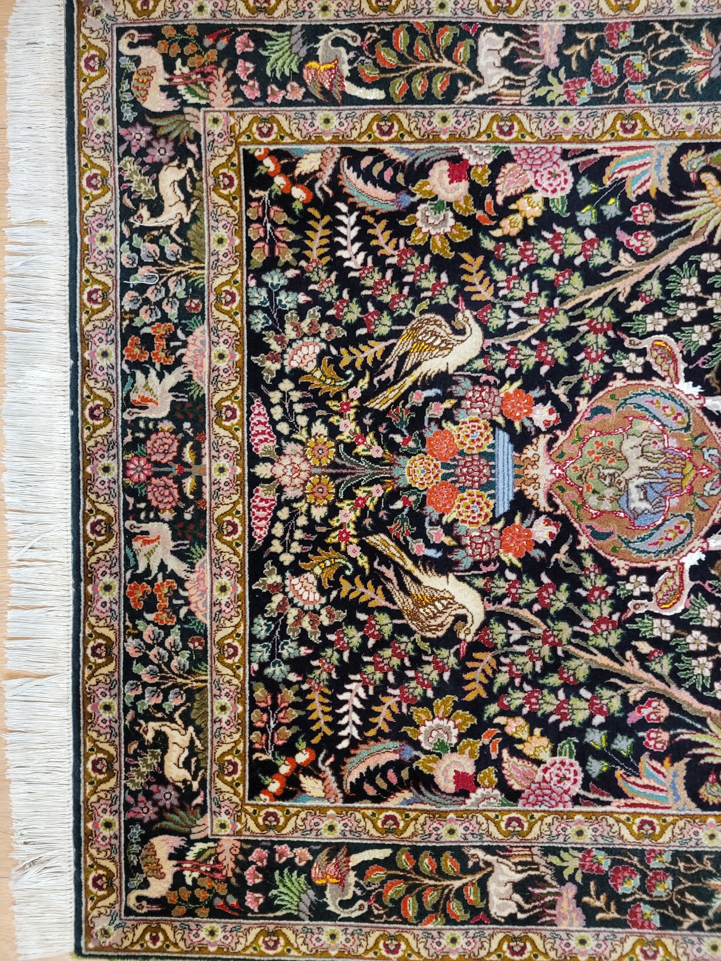 Täbriz Teppich Korkwolle mit Seide Tier- und Gartenmotiv feine Knüpfung