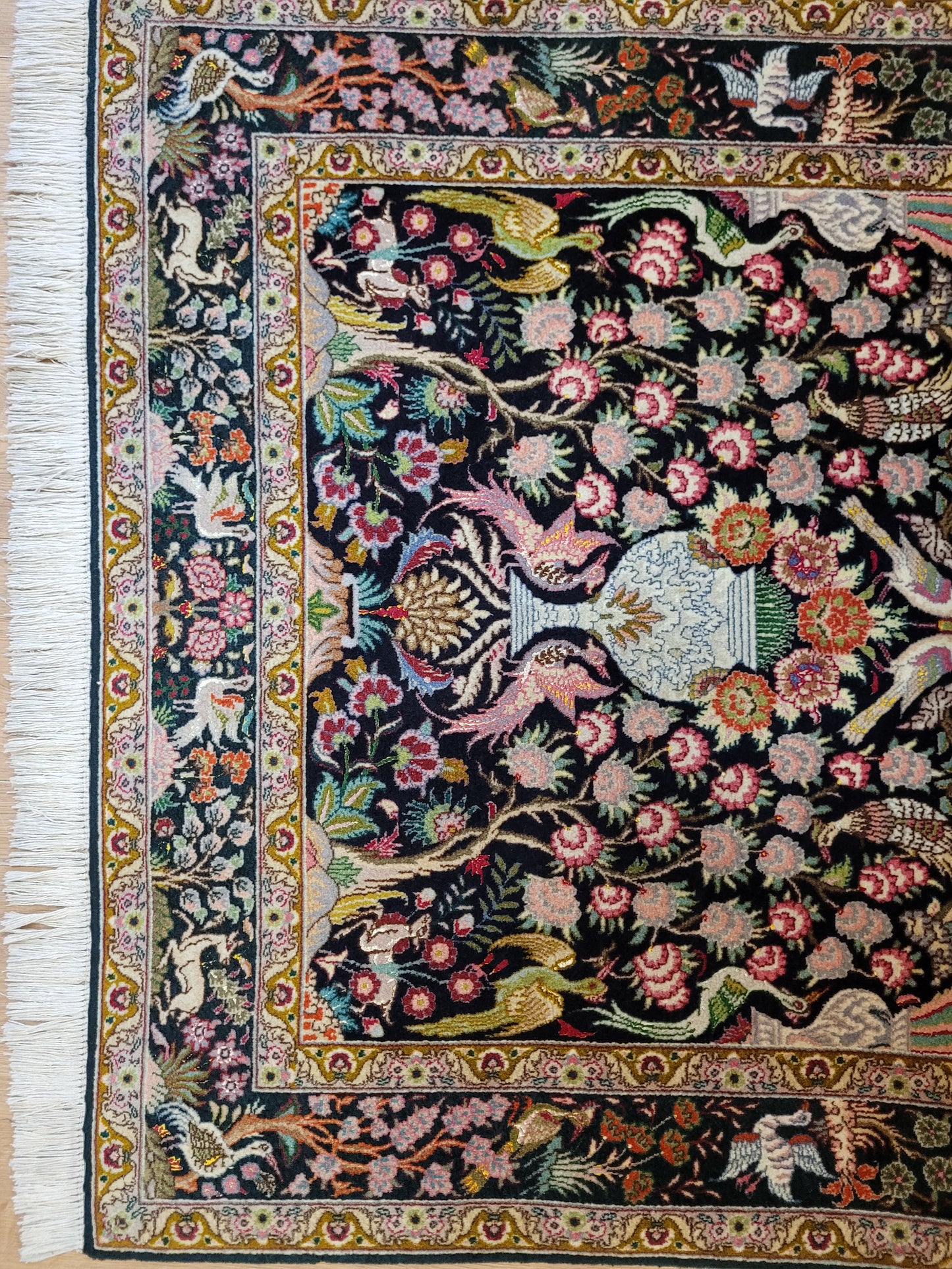 Täbriz Teppich Korkwolle mit Seide Tier- und Gartenmotiv feine Knüpfung