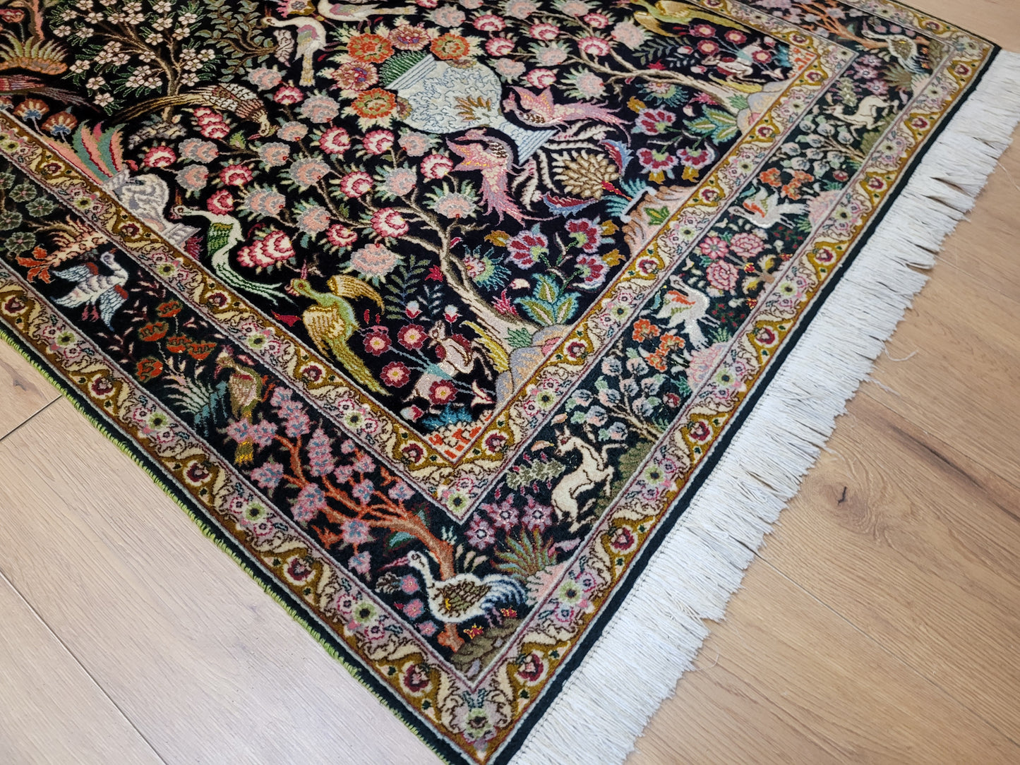 Täbriz Teppich Korkwolle mit Seide Tier- und Gartenmotiv feine Knüpfung