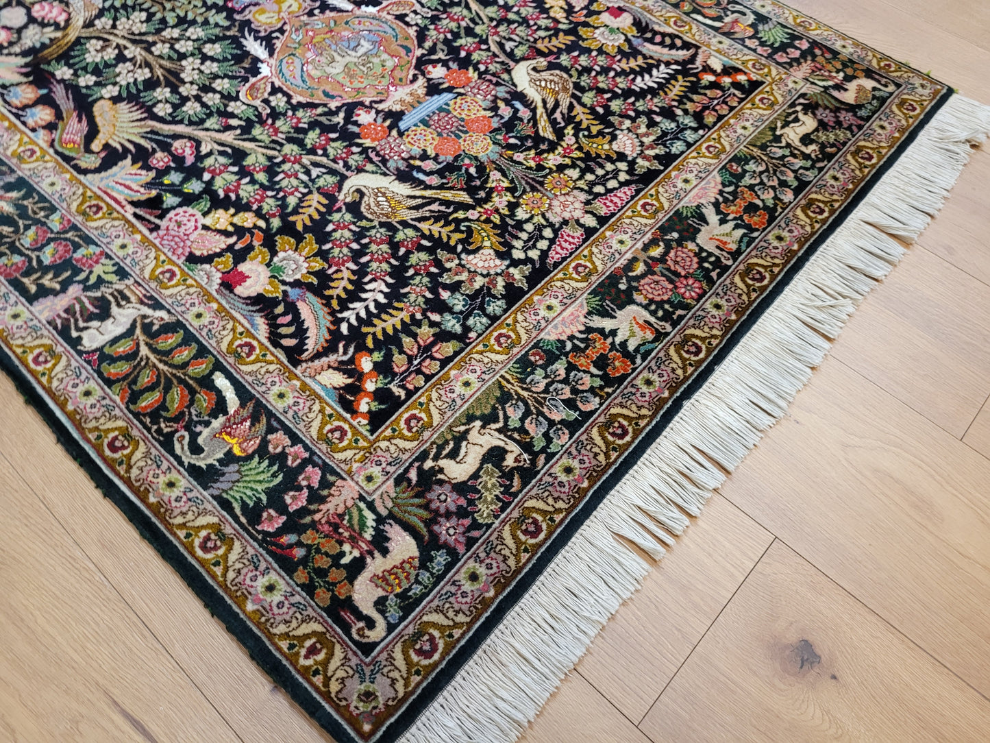 Täbriz Teppich Korkwolle mit Seide Tier- und Gartenmotiv feine Knüpfung