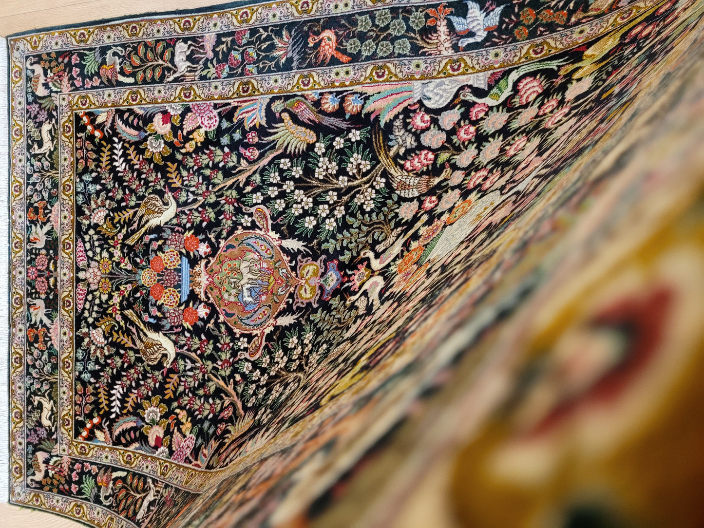 Täbriz Teppich Korkwolle mit Seide Tier- und Gartenmotiv feine Knüpfung