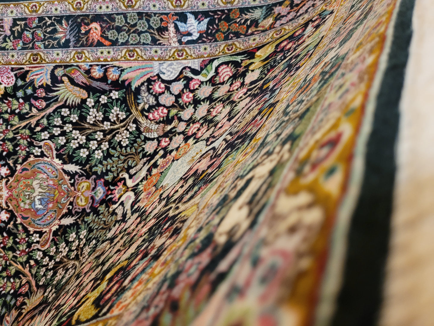 Täbriz Teppich Korkwolle mit Seide Tier- und Gartenmotiv feine Knüpfung