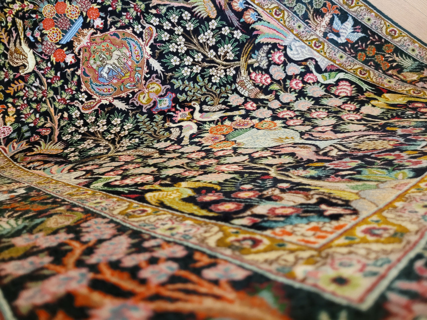 Täbriz Teppich Korkwolle mit Seide Tier- und Gartenmotiv feine Knüpfung