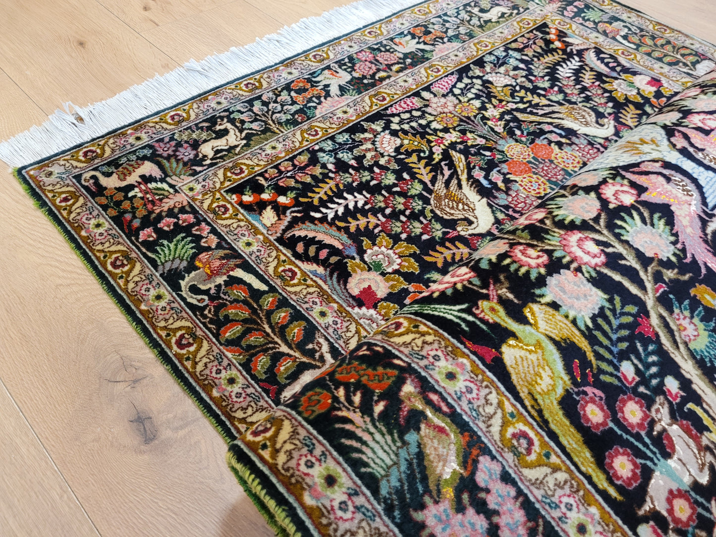 Täbriz Teppich Korkwolle mit Seide Tier- und Gartenmotiv feine Knüpfung