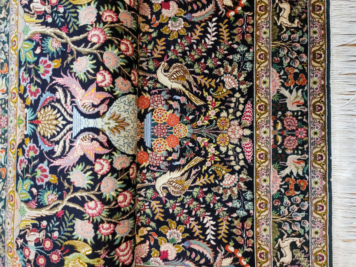 Täbriz Teppich Korkwolle mit Seide Tier- und Gartenmotiv feine Knüpfung