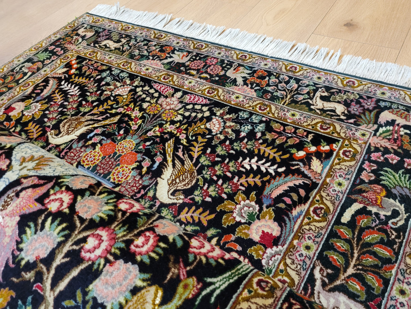 Täbriz Teppich Korkwolle mit Seide Tier- und Gartenmotiv feine Knüpfung