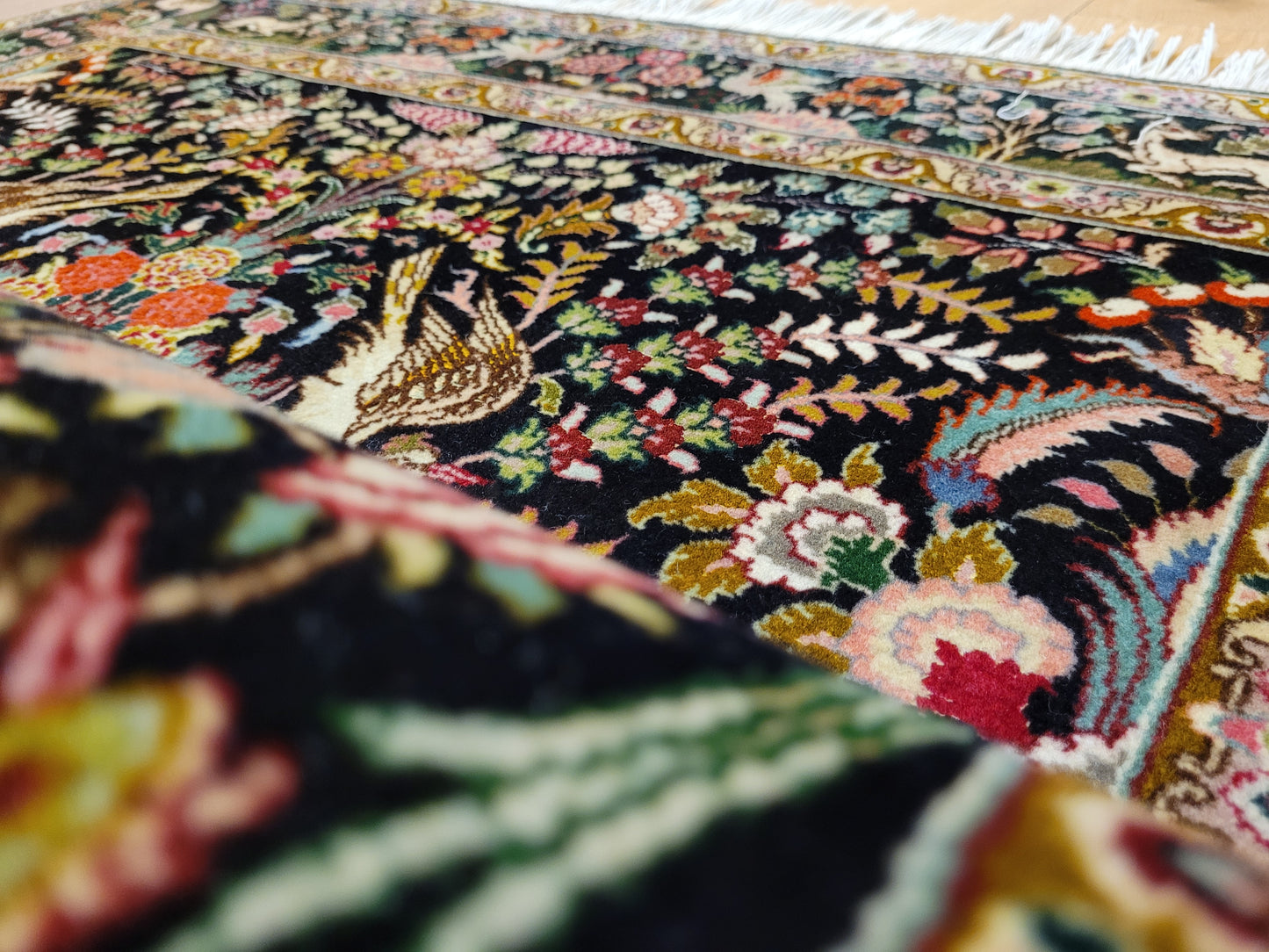 Täbriz Teppich Korkwolle mit Seide Tier- und Gartenmotiv feine Knüpfung