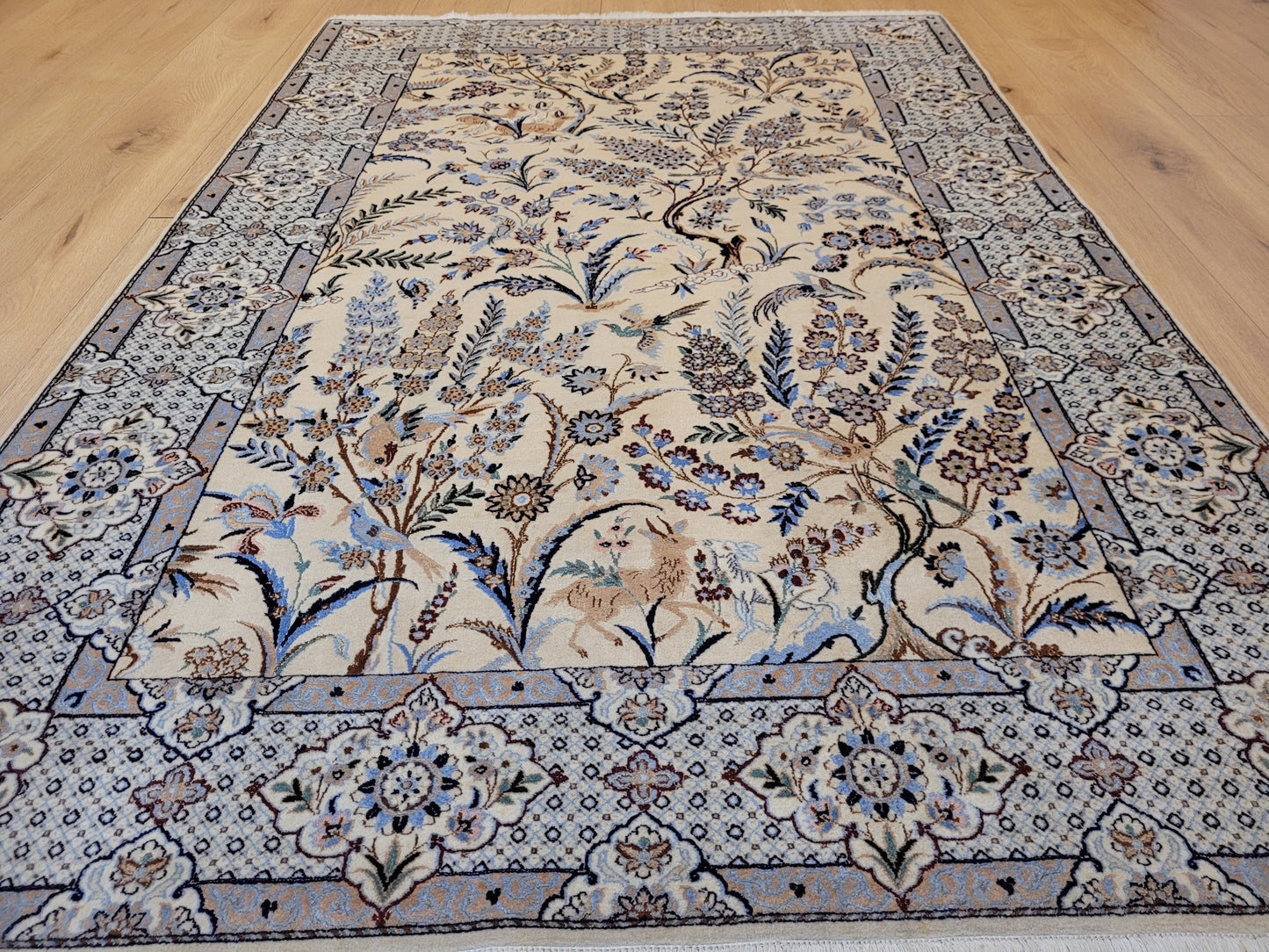 Nain Teppich Korkwolle mit Seide Jagd- und Gartenmotiv feine Knüpfung