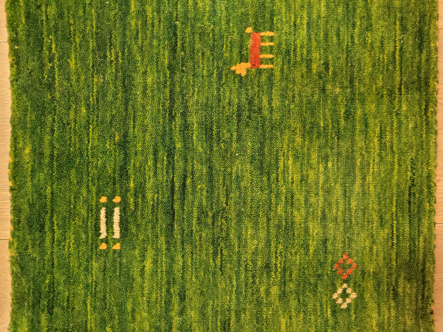 Gabbeh Teppich Wolle grün mit Tiermotiv quadratisch