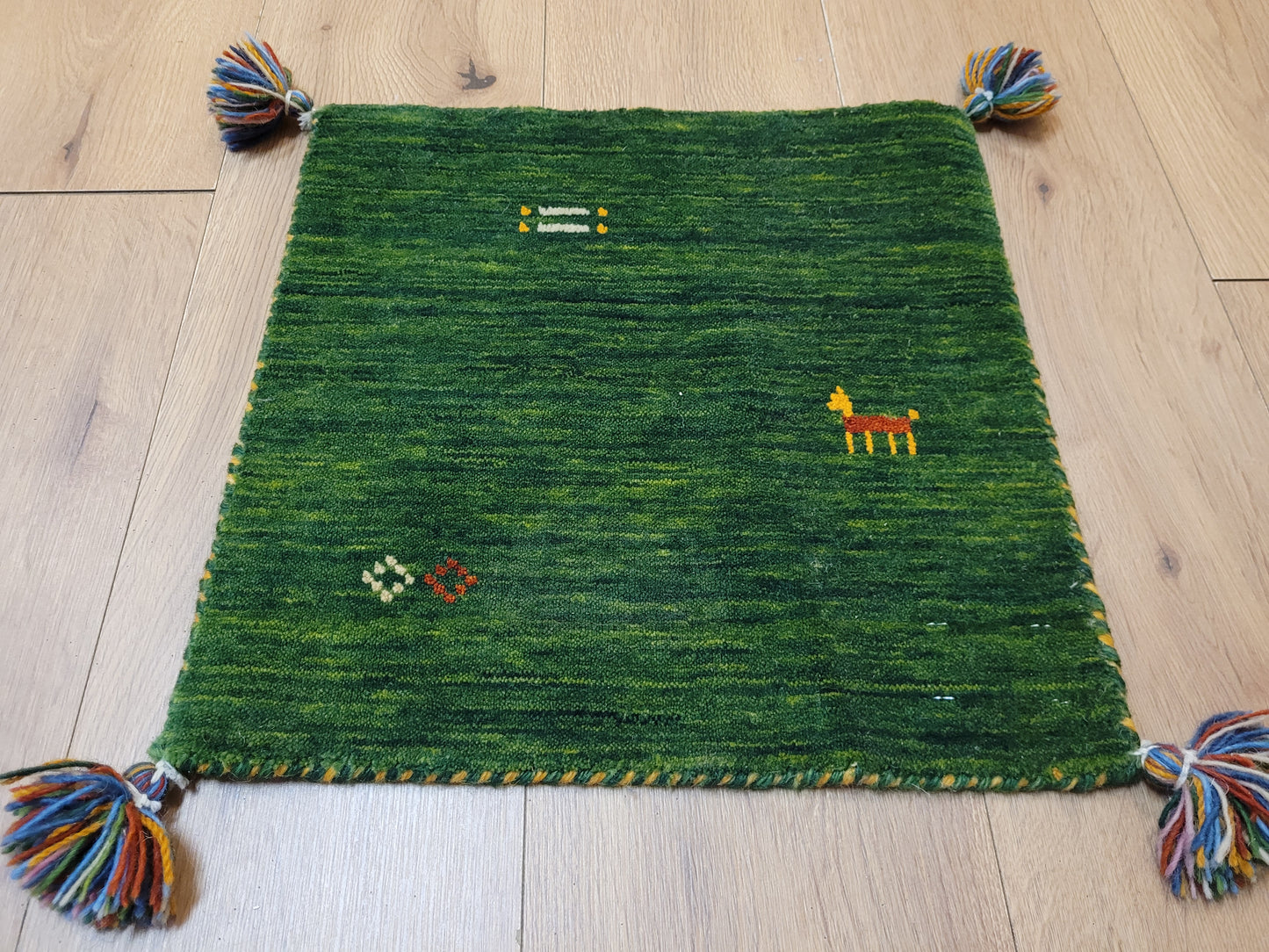 Gabbeh Teppich Wolle grün mit Tiermotiv quadratisch