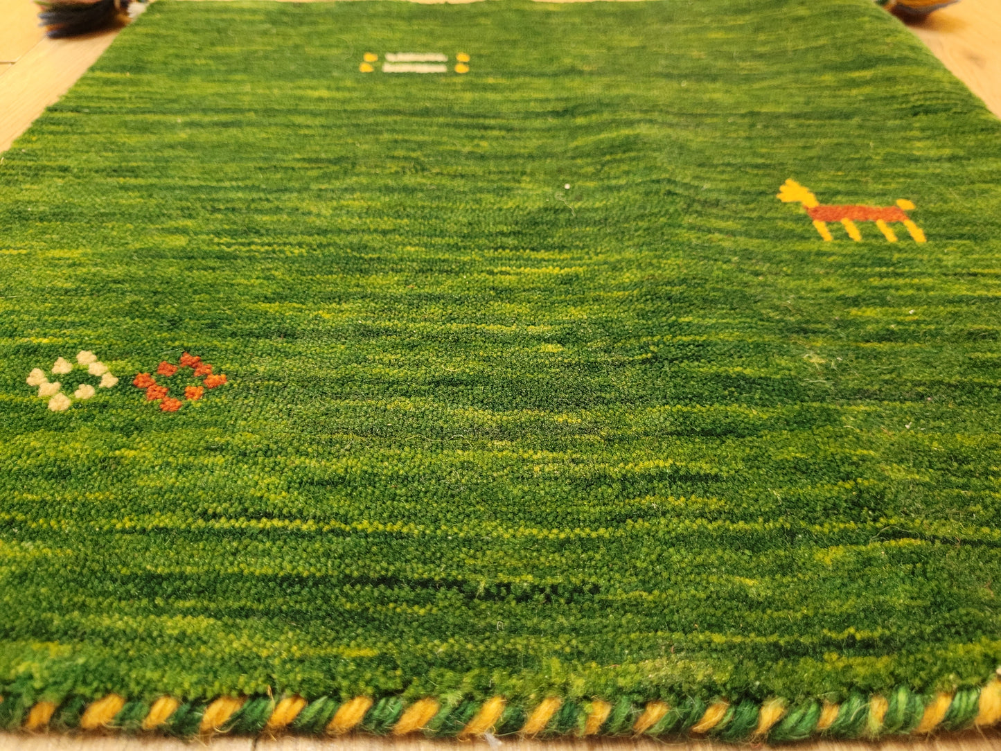 Gabbeh Teppich Wolle grün mit Tiermotiv quadratisch