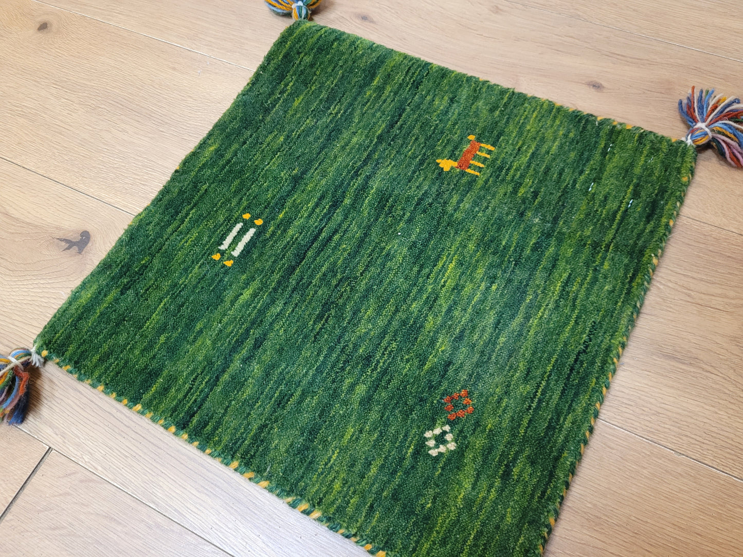 Gabbeh Teppich Wolle grün mit Tiermotiv quadratisch