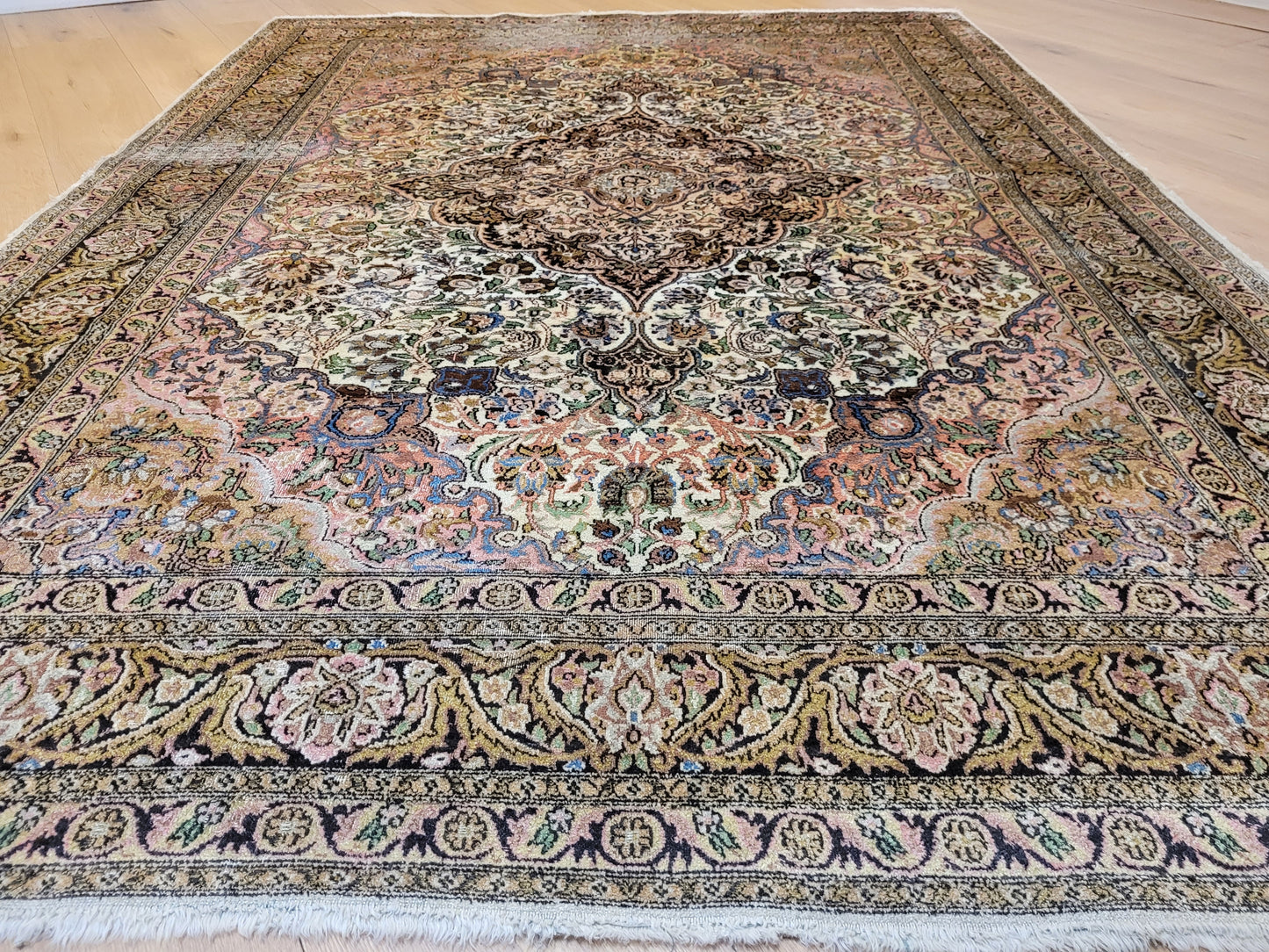 Kaschmir Teppich Seide florales Medaillon feine Knüpfung