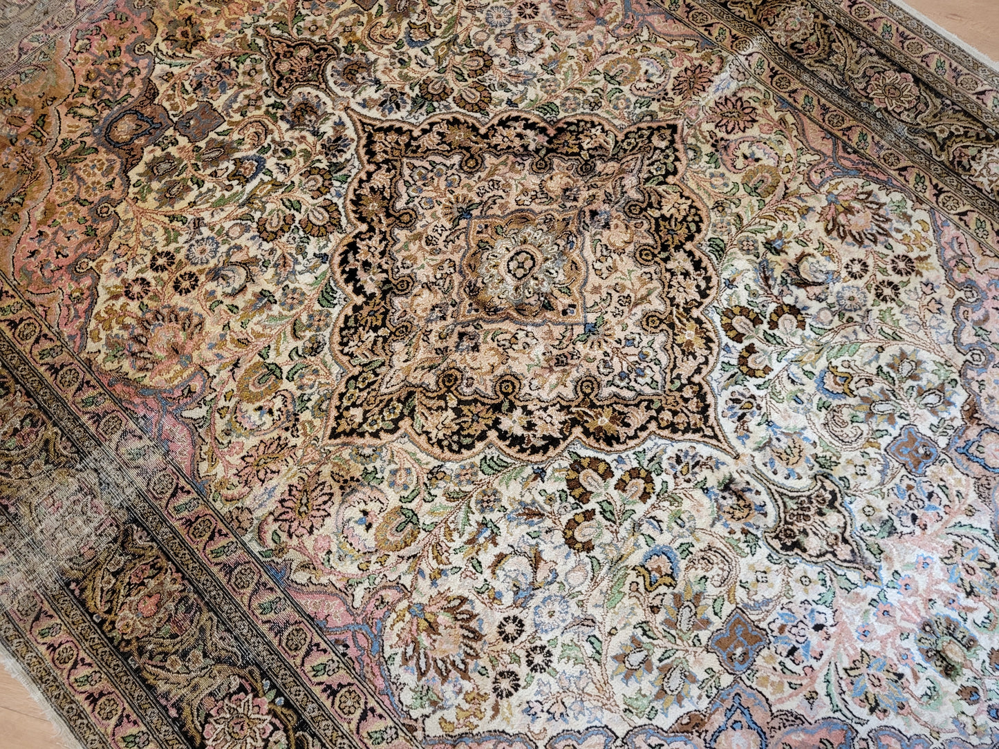 Kaschmir Teppich Seide florales Medaillon feine Knüpfung