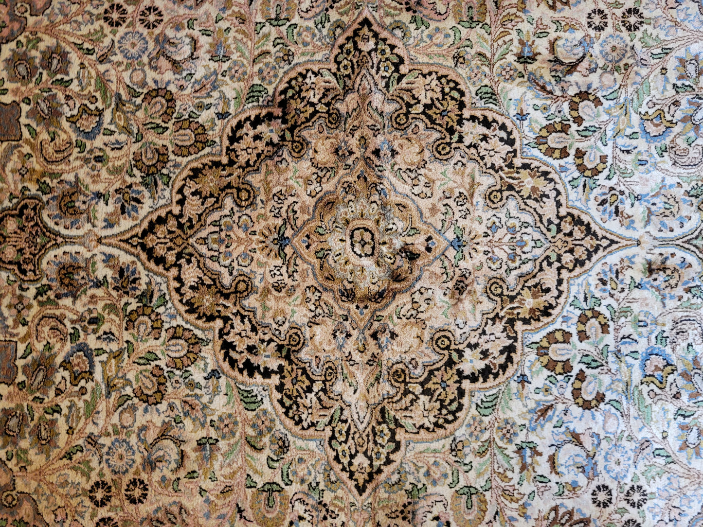 Kaschmir Teppich Seide florales Medaillon feine Knüpfung