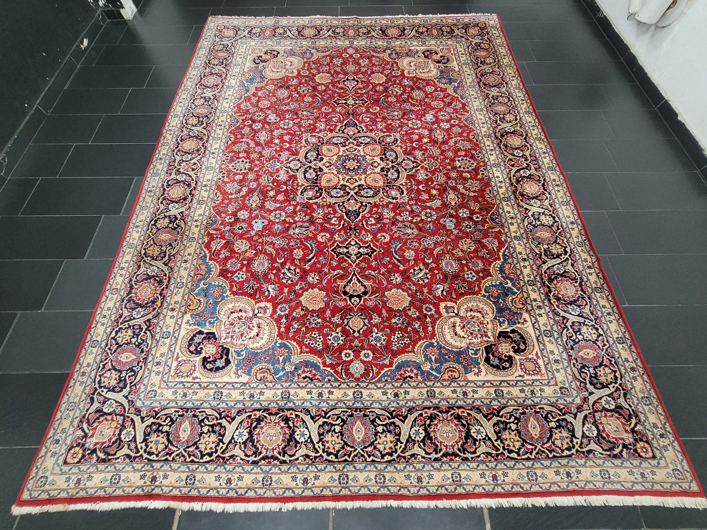 Keshan Teppich Korkwolle signiert florales Medaillonmuster