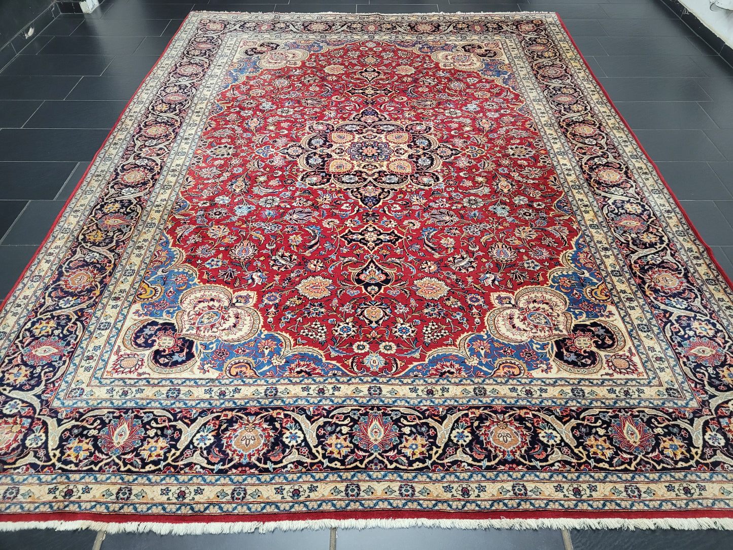 Keshan Teppich Korkwolle signiert florales Medaillonmuster