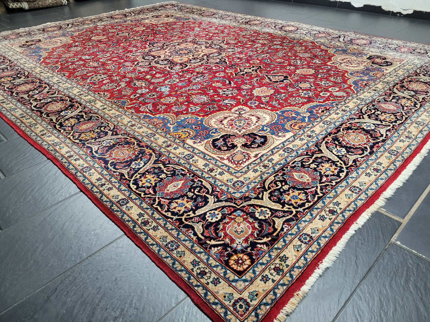 Keshan Teppich Korkwolle signiert florales Medaillonmuster