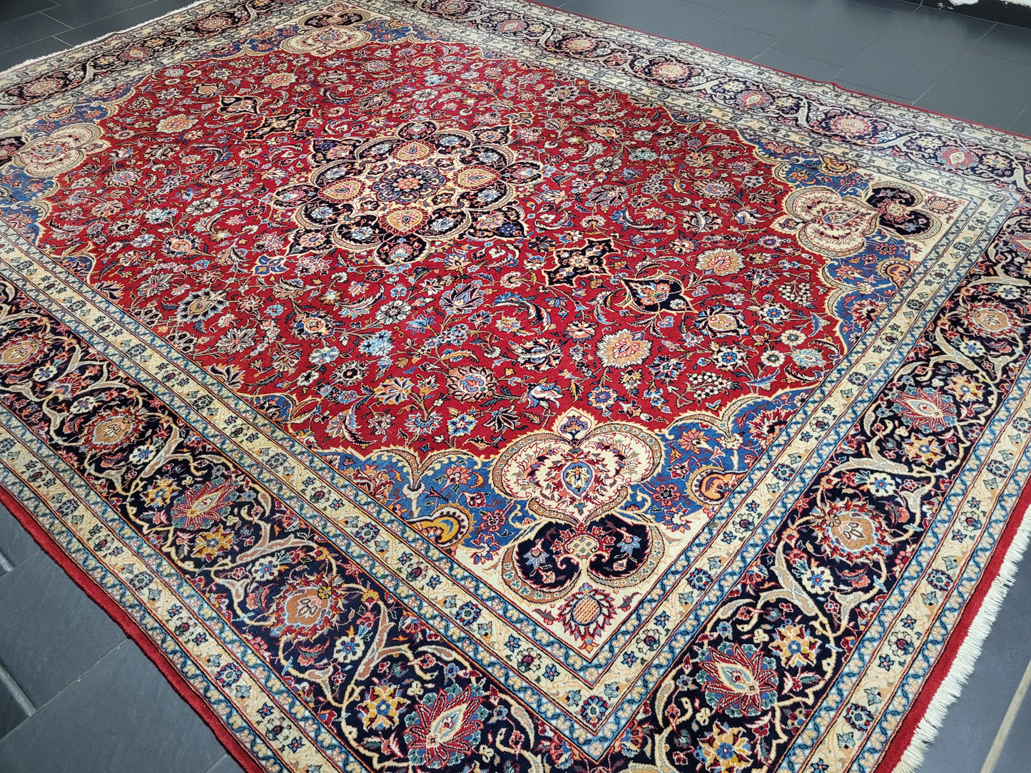 Keshan Teppich Korkwolle signiert florales Medaillonmuster