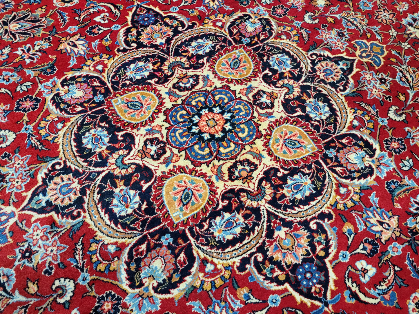 Keshan Teppich Korkwolle signiert florales Medaillonmuster