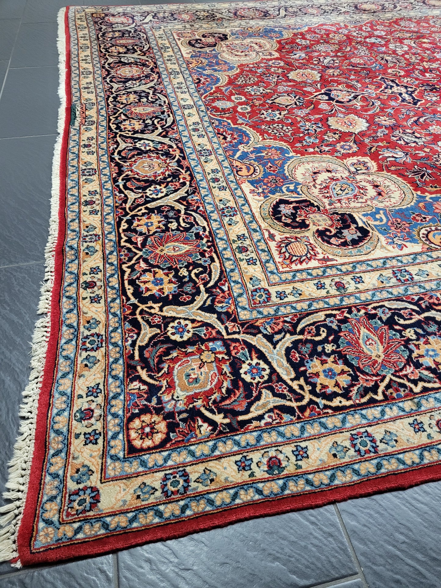 Keshan Teppich Korkwolle signiert florales Medaillonmuster