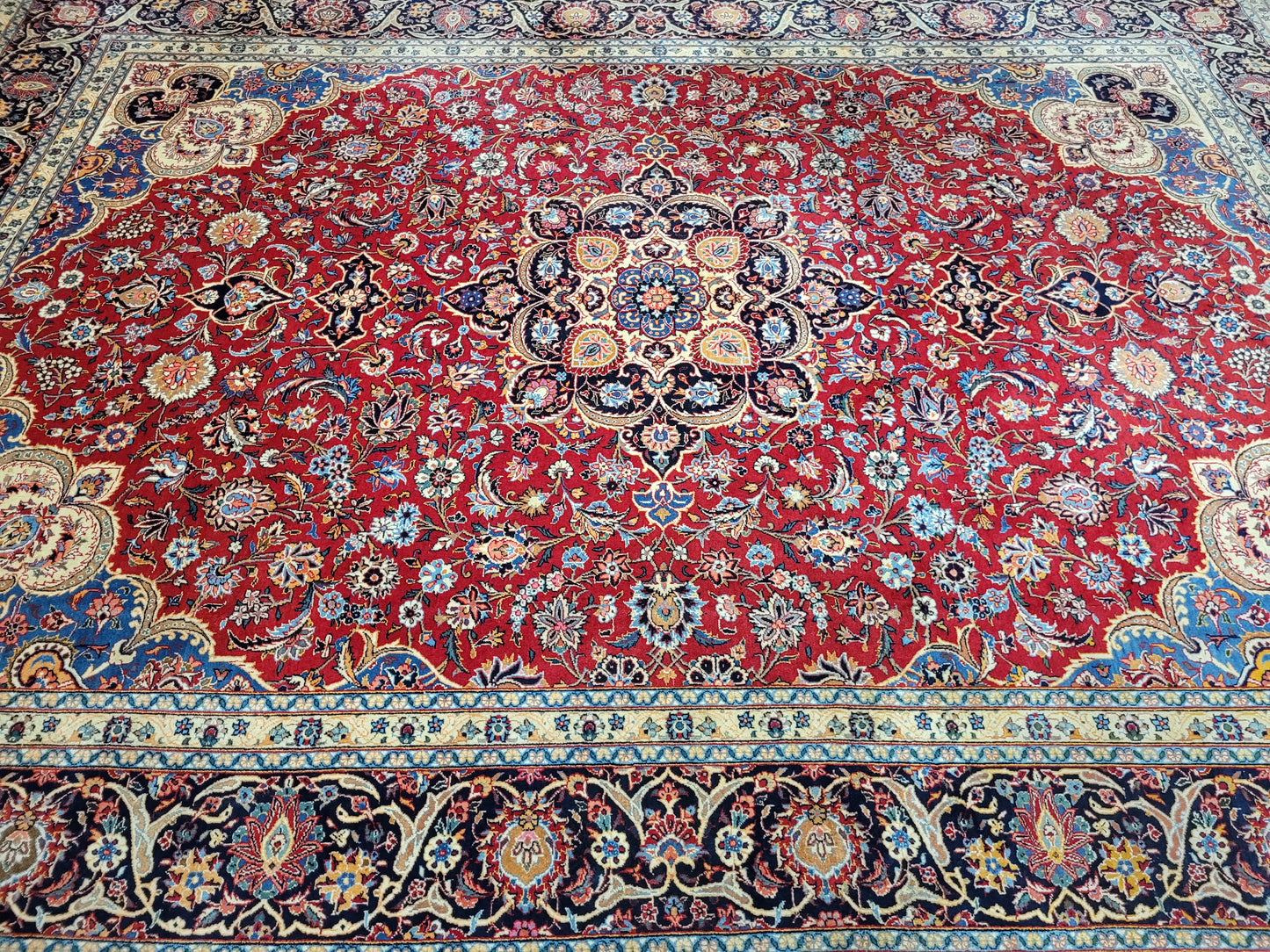 Keshan Teppich Korkwolle signiert florales Medaillonmuster