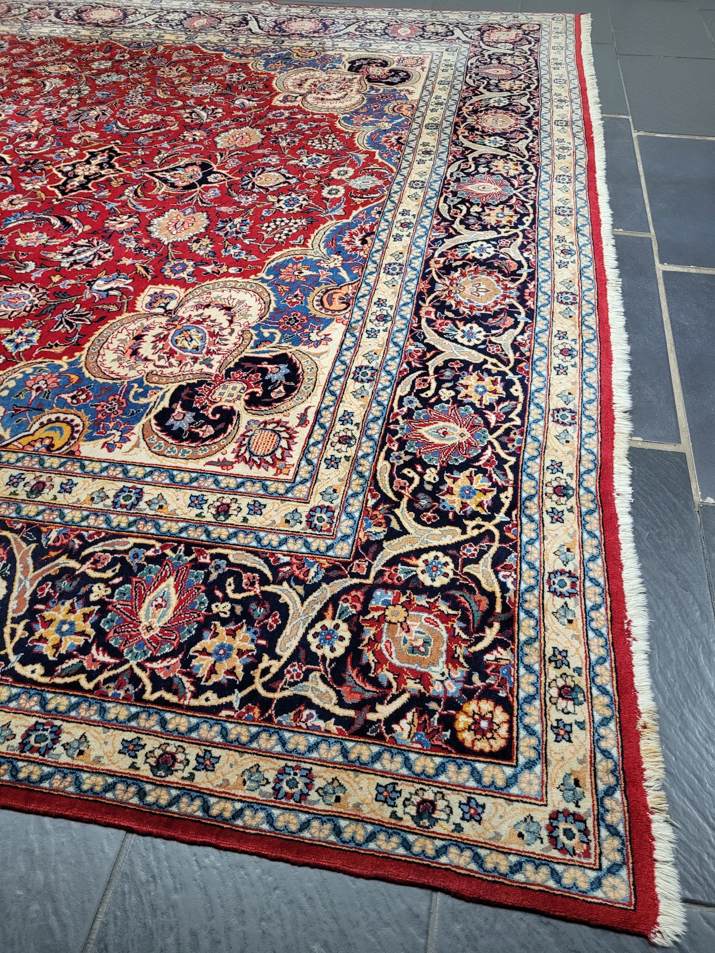 Keshan Teppich Korkwolle signiert florales Medaillonmuster