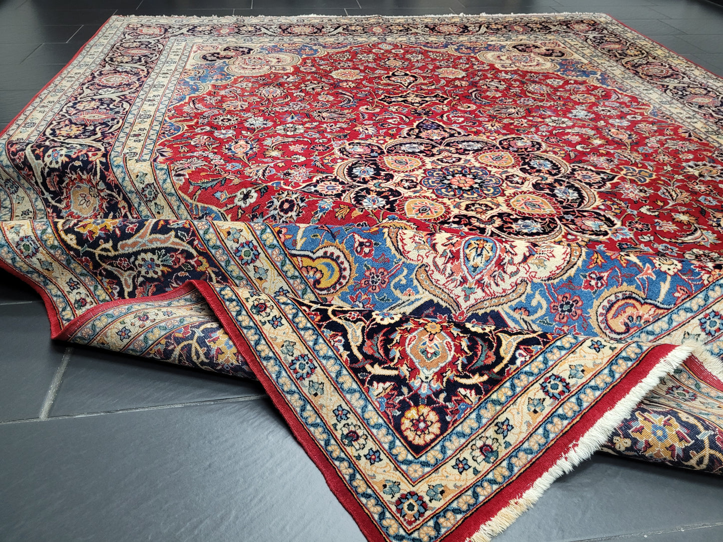 Keshan Teppich Korkwolle signiert florales Medaillonmuster