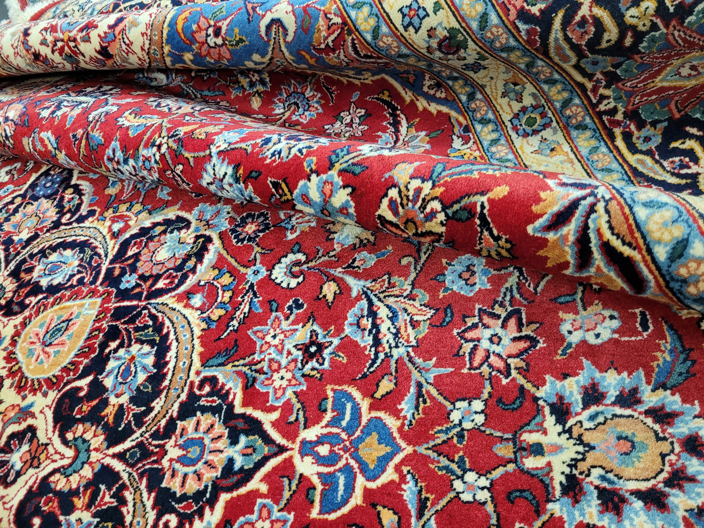 Keshan Teppich Korkwolle signiert florales Medaillonmuster