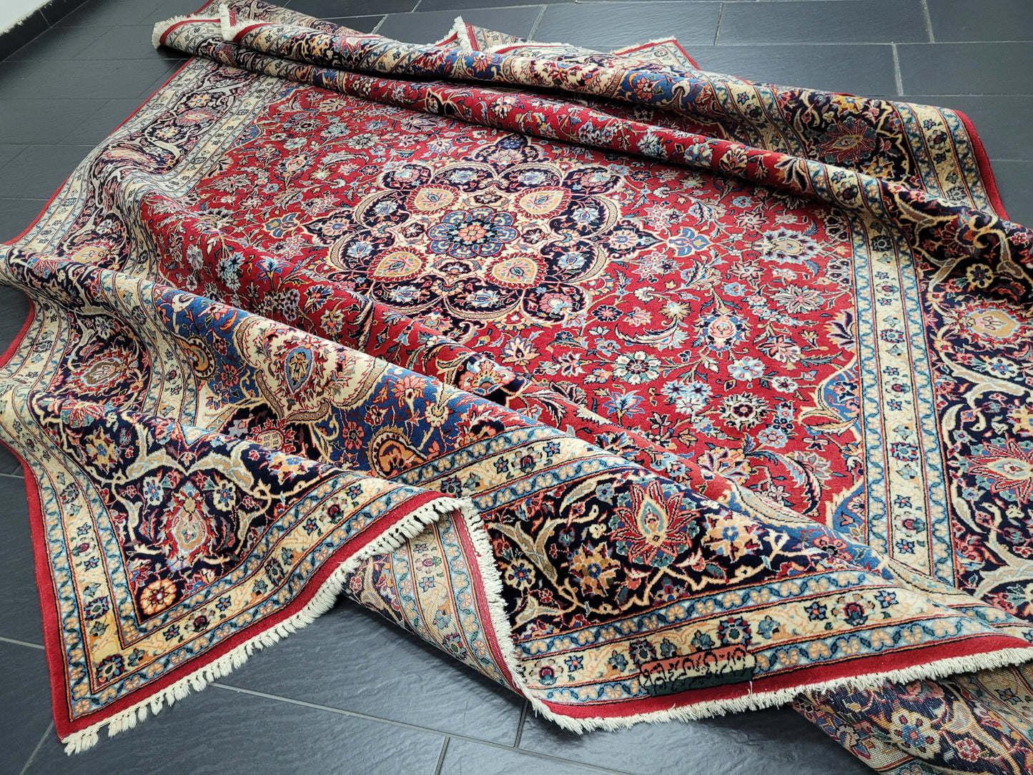 Keshan Teppich Korkwolle signiert florales Medaillonmuster