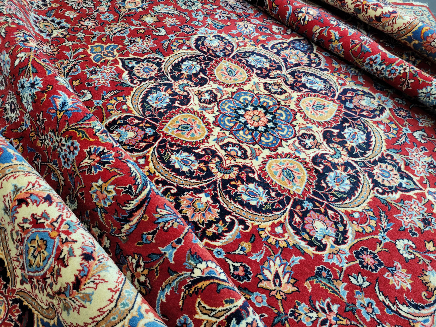 Keshan Teppich Korkwolle signiert florales Medaillonmuster