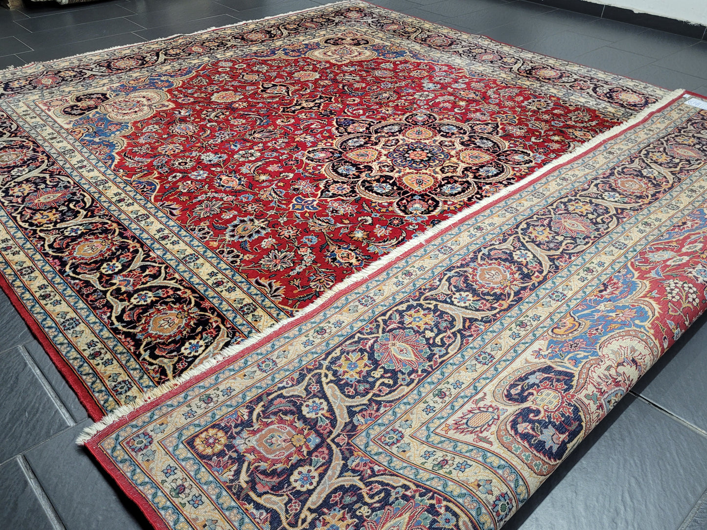 Keshan Teppich Korkwolle signiert florales Medaillonmuster