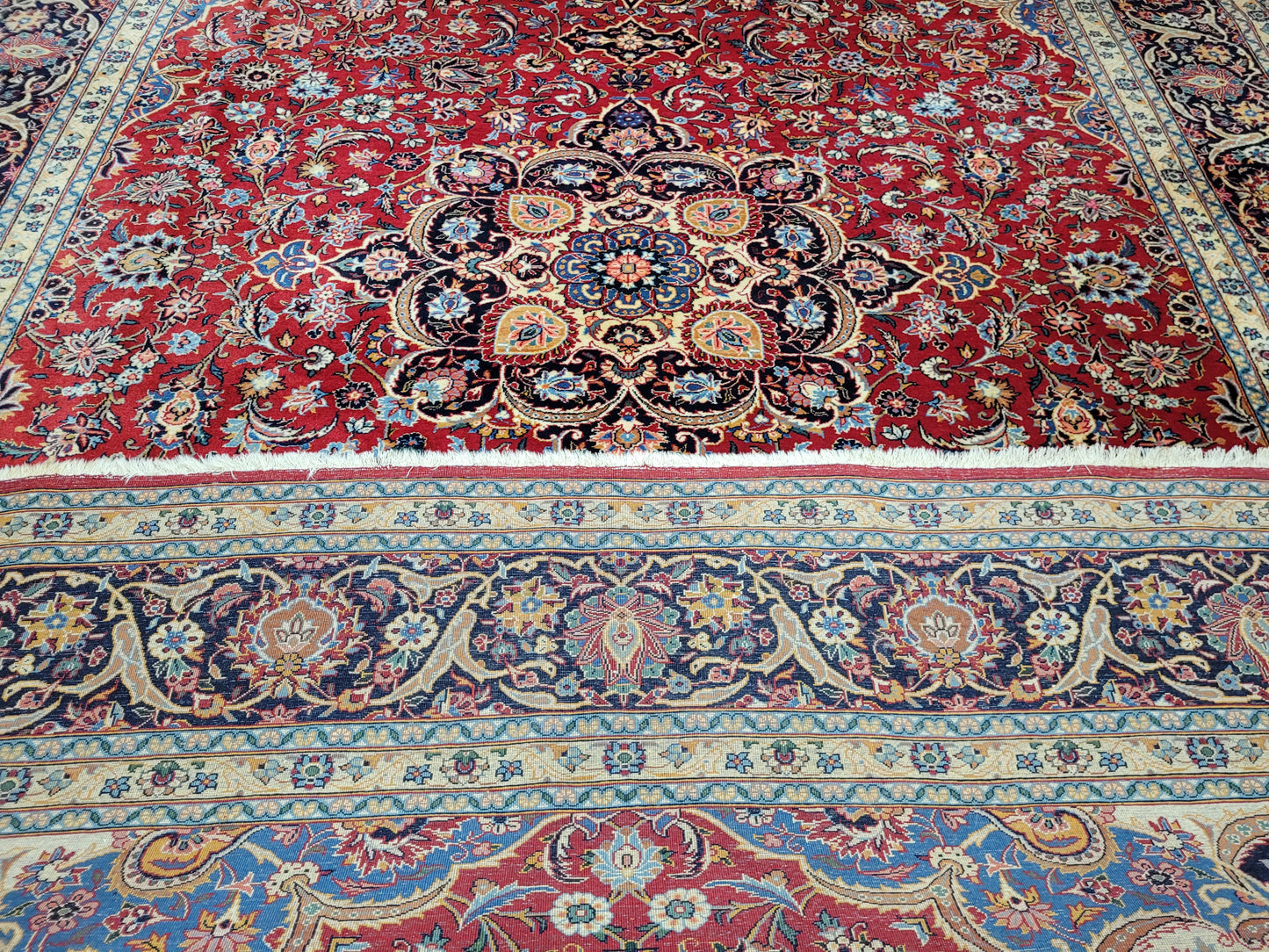 Keshan Teppich Korkwolle signiert florales Medaillonmuster