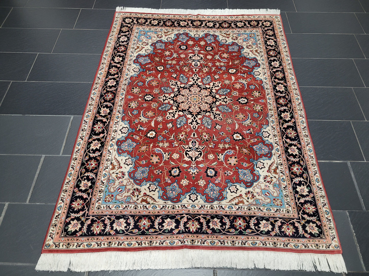 Täbriz Teppich Korkwolle Seide roter Fond feine Knüpfung