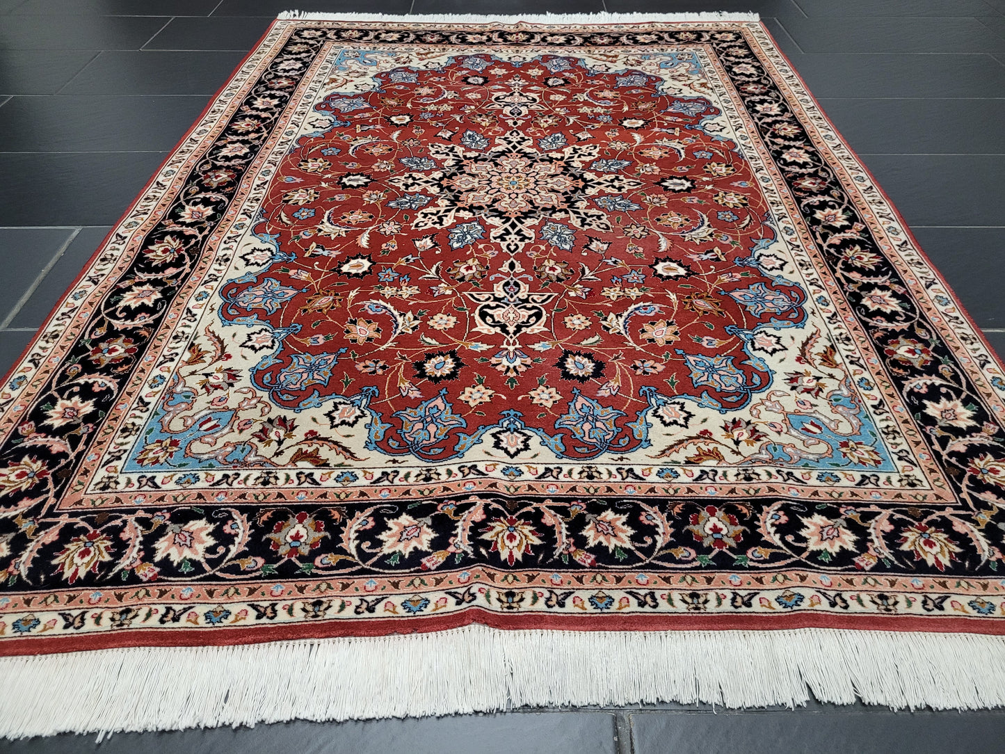 Täbriz Teppich Korkwolle Seide roter Fond feine Knüpfung