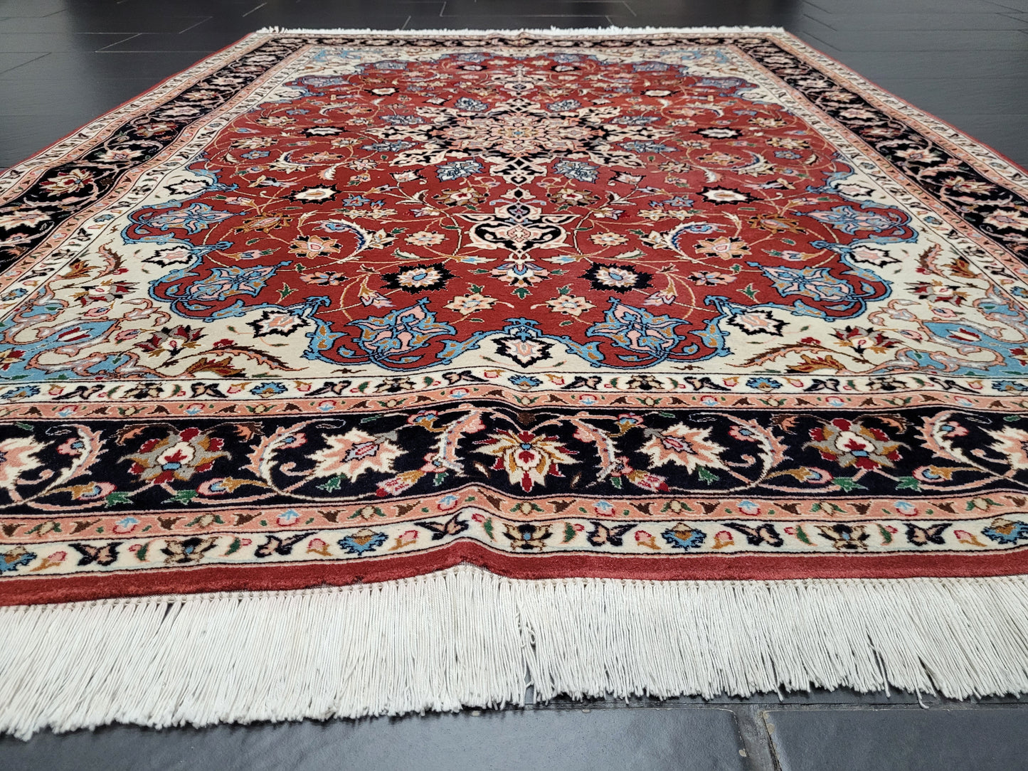 Täbriz Teppich Korkwolle Seide roter Fond feine Knüpfung