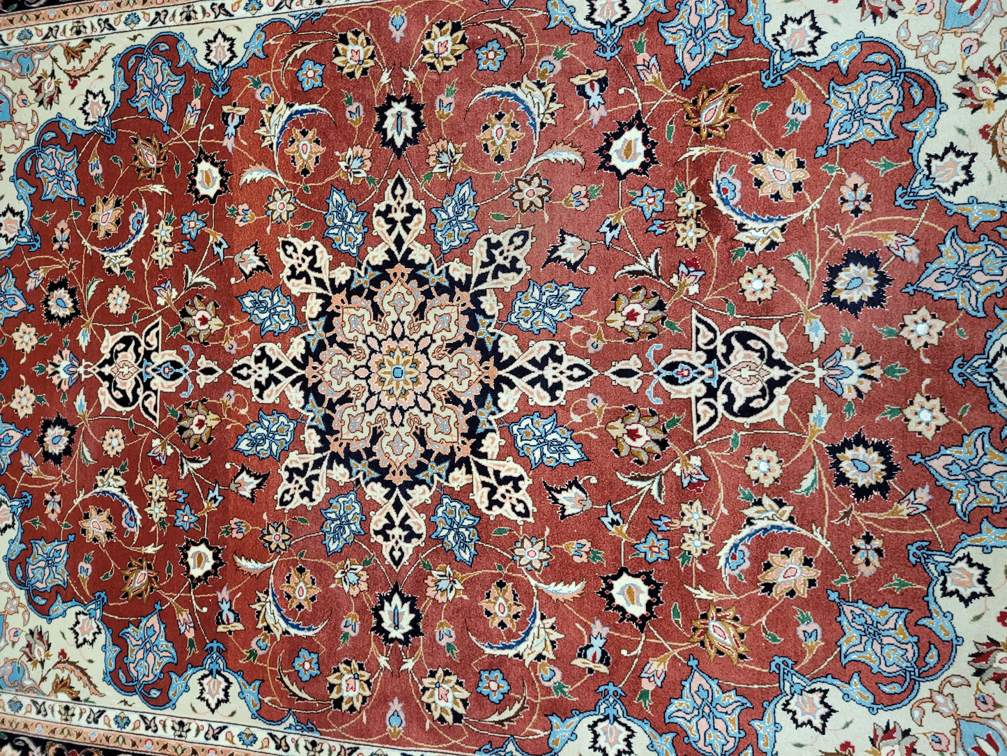 Täbriz Teppich Korkwolle Seide roter Fond feine Knüpfung