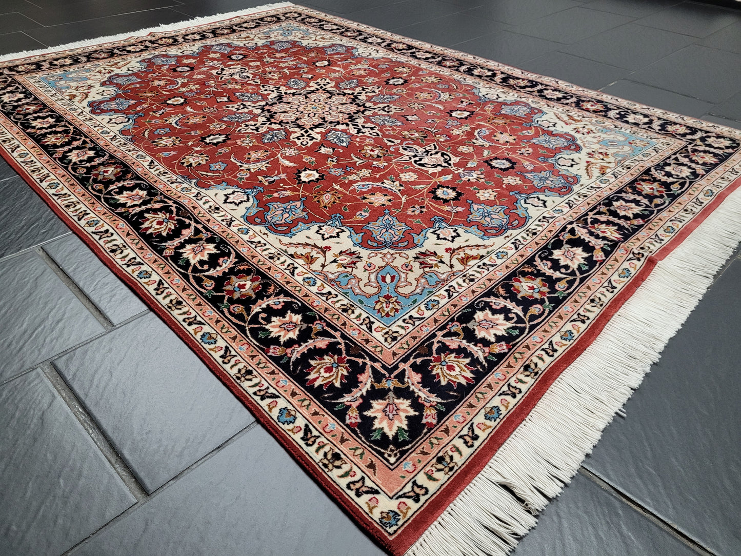 Täbriz Teppich Korkwolle Seide roter Fond feine Knüpfung