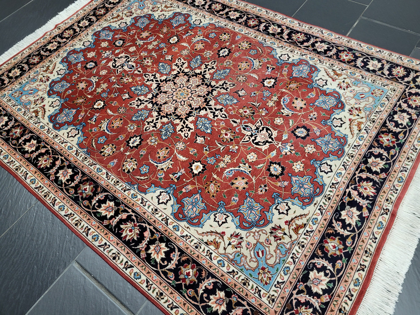 Täbriz Teppich Korkwolle Seide roter Fond feine Knüpfung