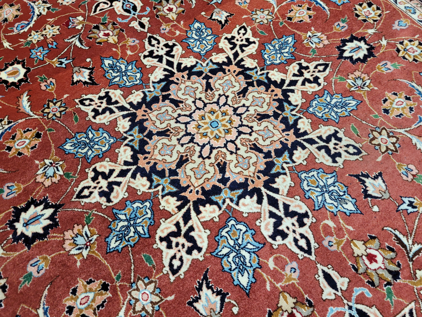 Täbriz Teppich Korkwolle Seide roter Fond feine Knüpfung