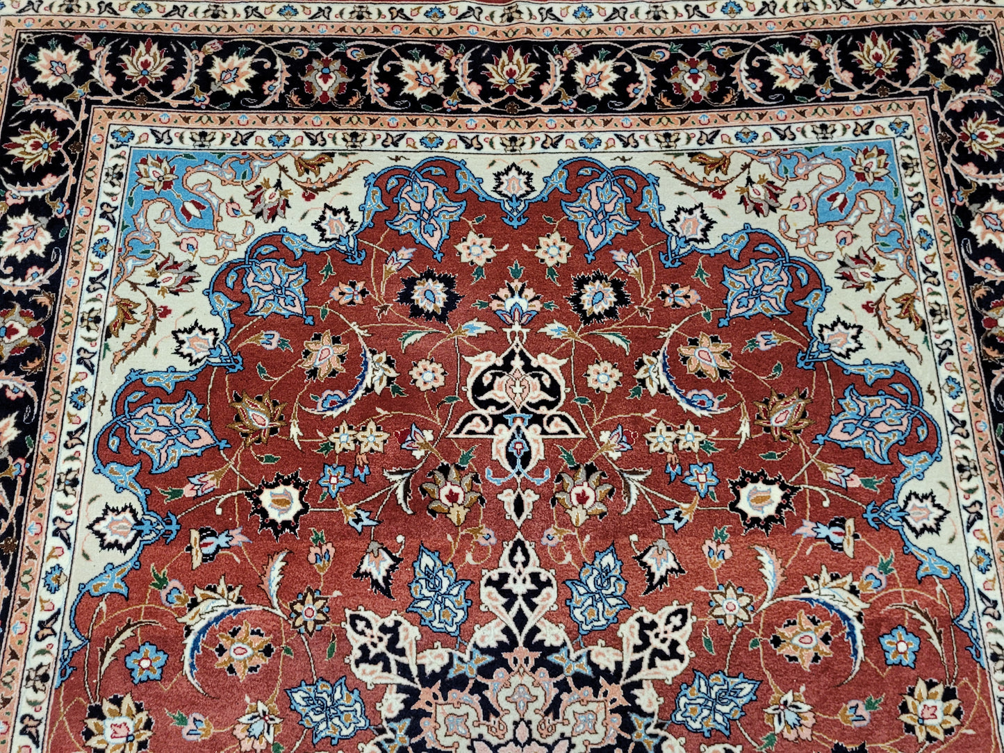 Täbriz Teppich Korkwolle Seide roter Fond feine Knüpfung