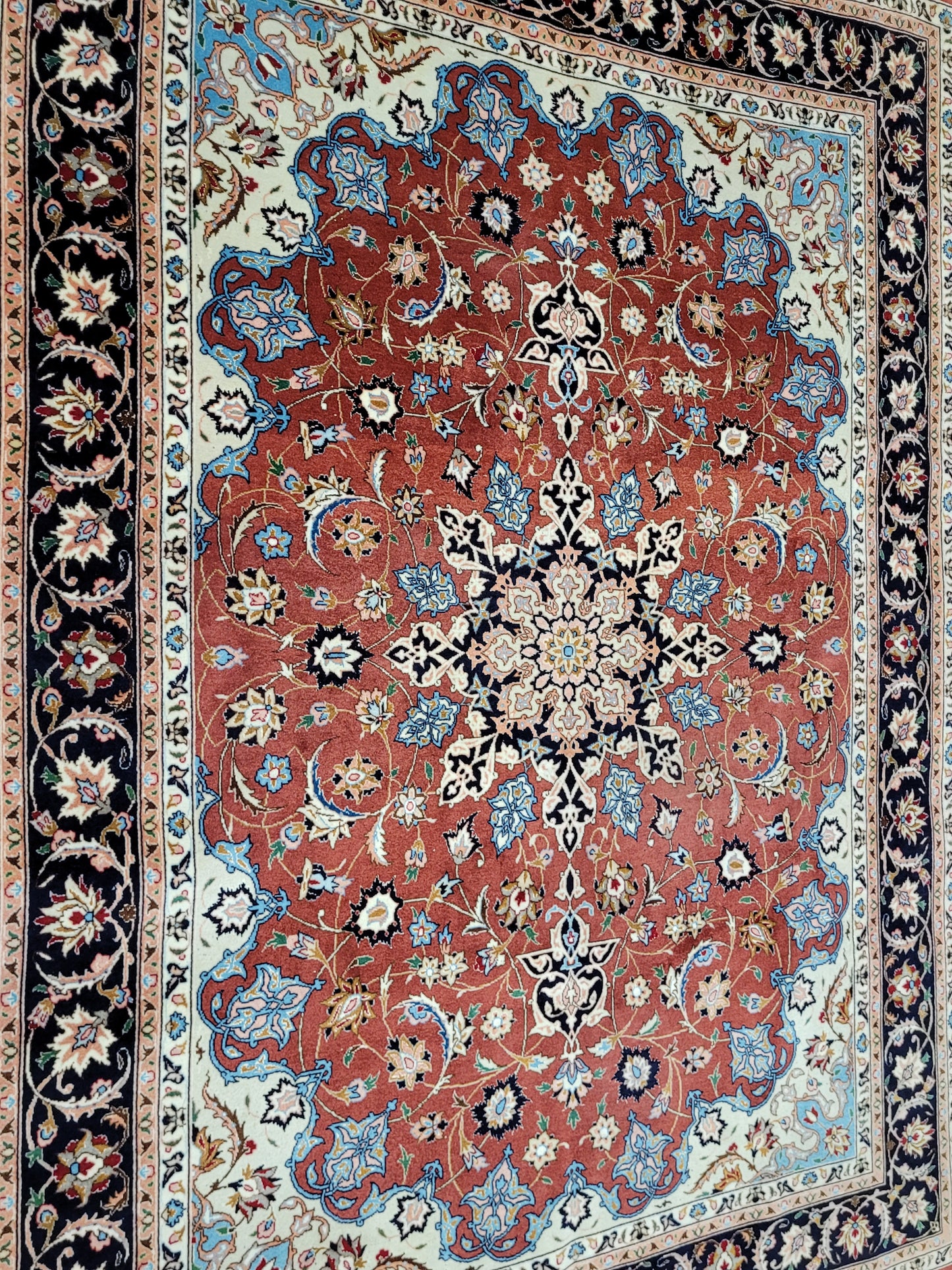 Täbriz Teppich Korkwolle Seide roter Fond feine Knüpfung