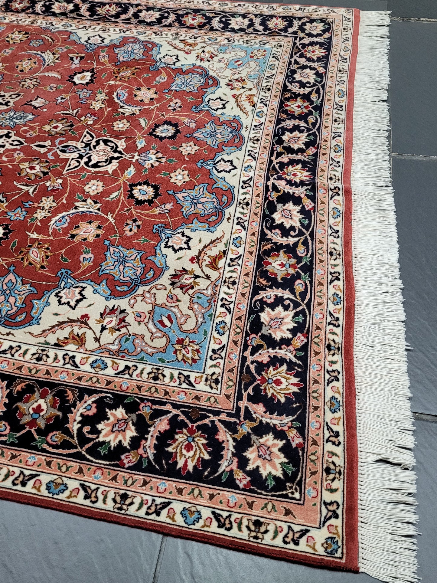 Täbriz Teppich Korkwolle Seide roter Fond feine Knüpfung